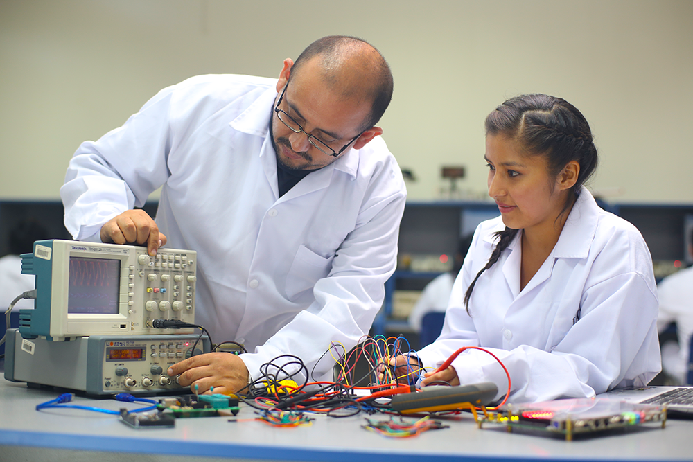 Qué actividades hace un ingeniero electrónico? - Blog de la Universidad de  Ciencias y Humanidades UCH | Blog de la Universidad de Ciencias y  Humanidades UCH