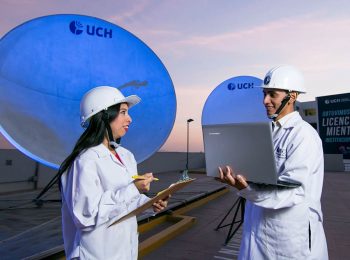 profesionales en Ingeniería Electrónica con mención en Telecomunicaciones realizando labores propias de su profesión.