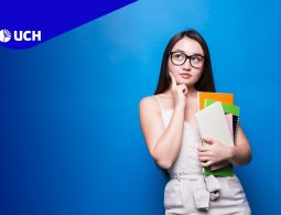 joven preguntándose cómo saber qué carrera estudiar