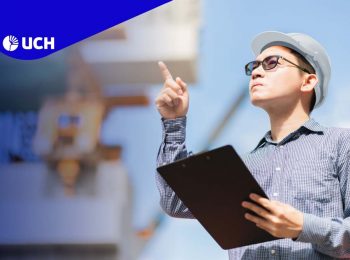 Ingeniero industrial realizando labores de su profesión.
