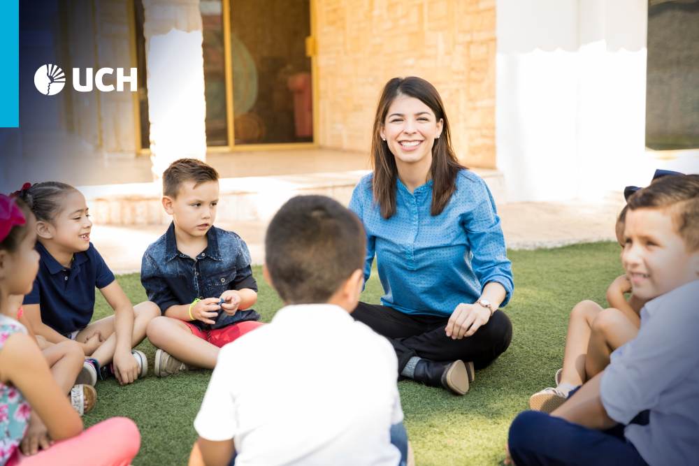 docente de educación inicial en plena clase con sus estudiantes