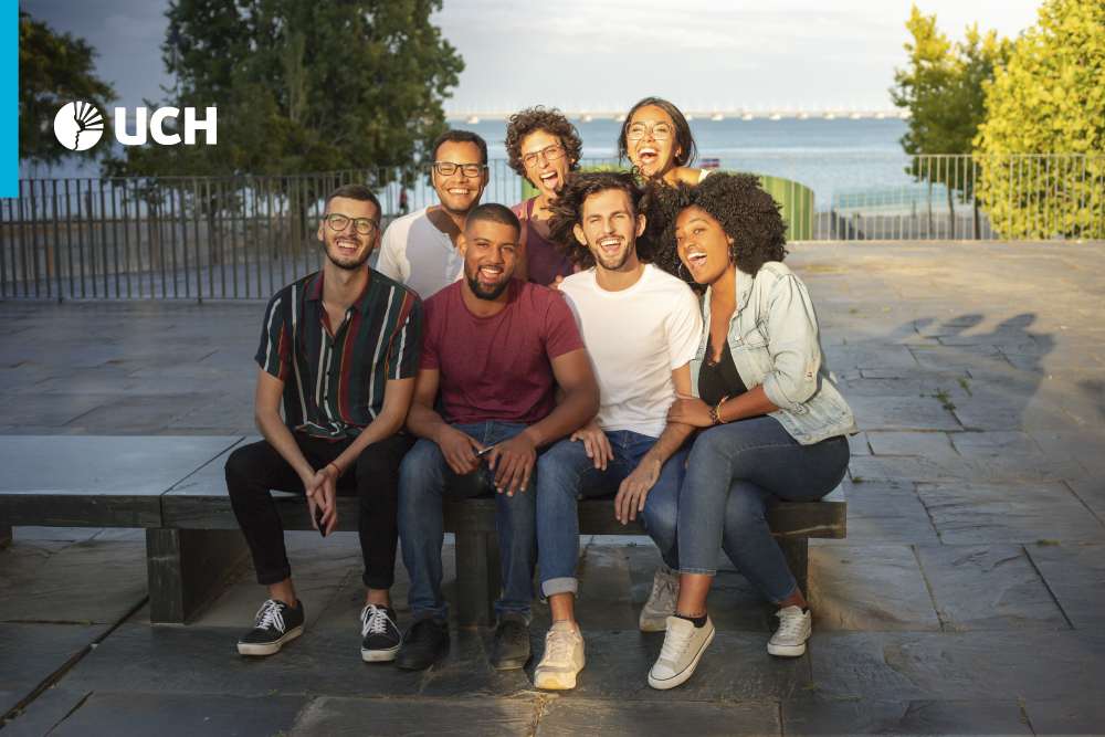 jóvenes disfrutando de un tiempo libre reflexionando sobre el día mundial del humanismo