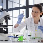 profesional de farmacia y bioquimica desarrollando labores en laboratorio