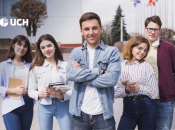estudiantes universitarios promoviendo una vida libre de drogas