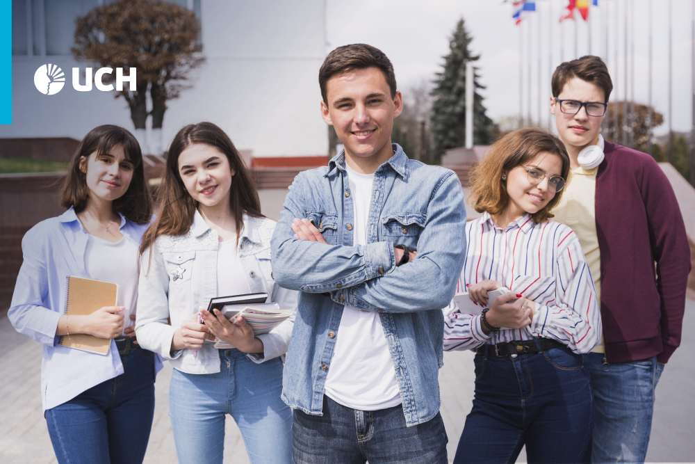 estudiantes universitarios promoviendo una vida libre de drogas