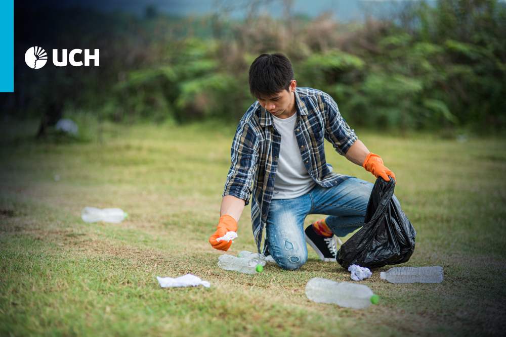 estudiante de ingeniería ambiental recogiendo desperdicios en el día mundial del medio ambiente