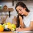 nutricionista evaluando alimentos