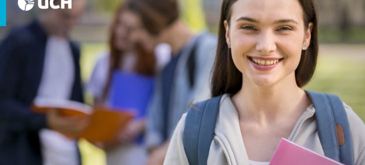 estudiante de la carrera de psicología en el campus universitario para llevar unos cursos
