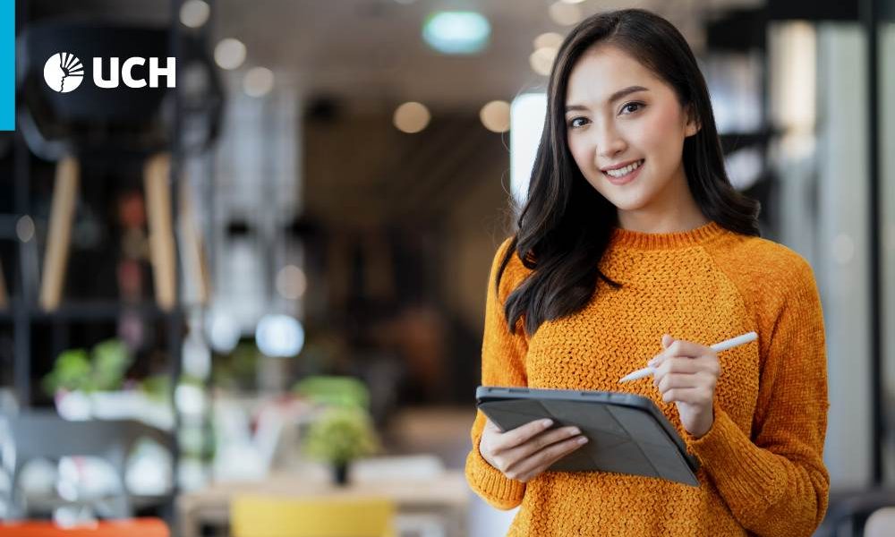 estudiante de marketing realizando funciones de la carrera en una empresa