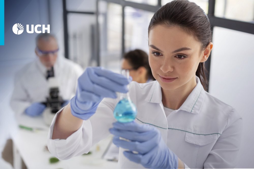 estudiante de farmacia y bioquimica trabaja en un laboratorio, ejerciendo su profesión