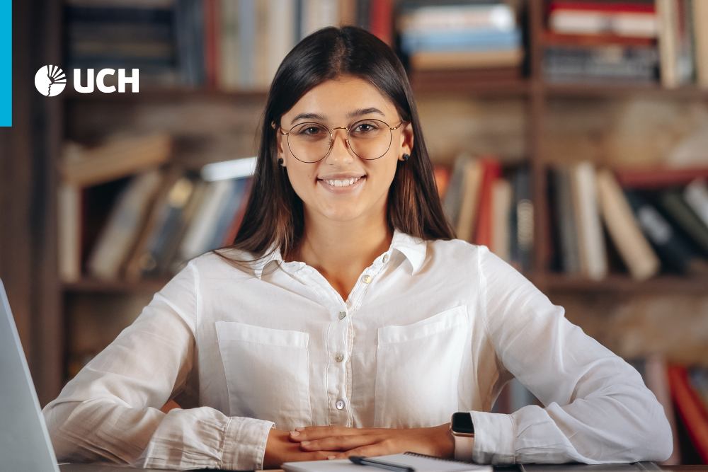 estudiante de derecho en la universidad de ciencias y humanidades repasando sus apuntes en la biblioteca.