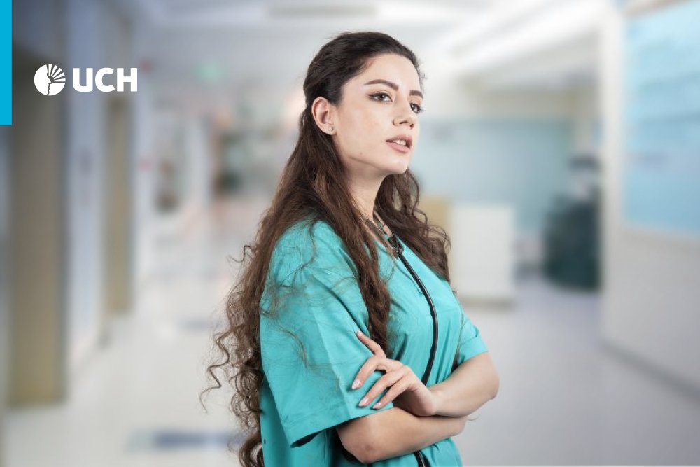 enfermera ejerciendo su labor en un centro hospitalario y aplicando conocimientos y competencias de la profesión.