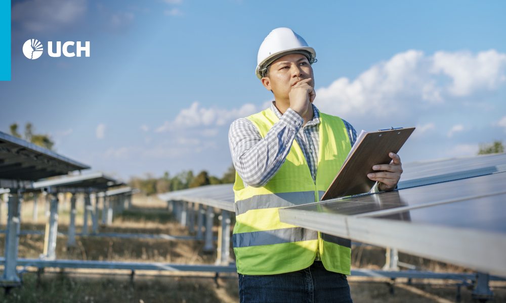 profesional en Ingeniería Ambiental ejerciendo su labor en una zona de campo abierto