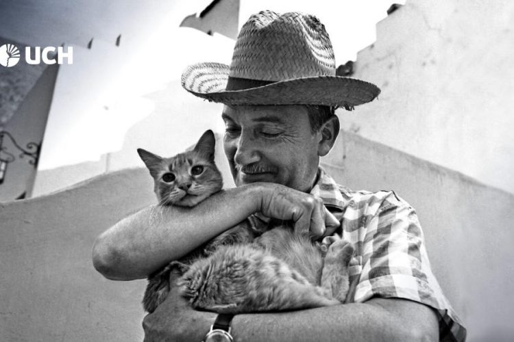José María Arguedas jugando con un gato en una de sus tantas visitas a pueblos del Perú.