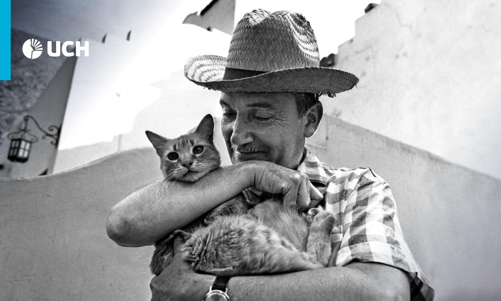 José María Arguedas jugando con un gato en una de sus tantas visitas a pueblos del Perú.