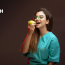 estudiante de la carrera de Nutrición y Dietética consumiendo una manzana verde.