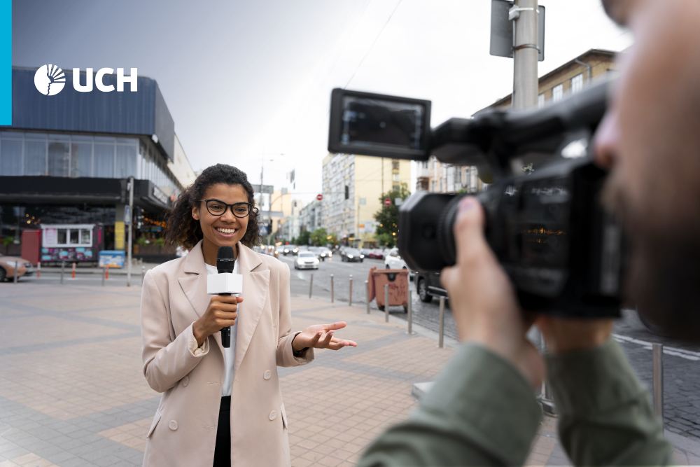 periodista cumpliendo su labor informativa en el día mundial de la libertad de expresión